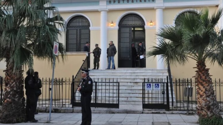 Duruşma devam ederken görevli başına ateş ederek tek kurşunla intihar etti