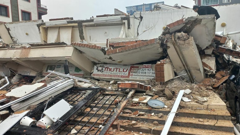 36 kişiye mezar olan Zekiye Kırat Apartmanı mağduru aileler: “Sanıkların rahat rahat gezmelerine isyan ediyorum”