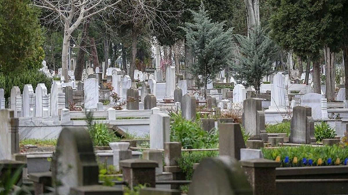 Mezarlıklar binlercesiyle doldu; polis alarma geçti