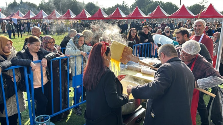 1 ton mıhlama dağıtıldı: 500 metre kuyruk oluştu