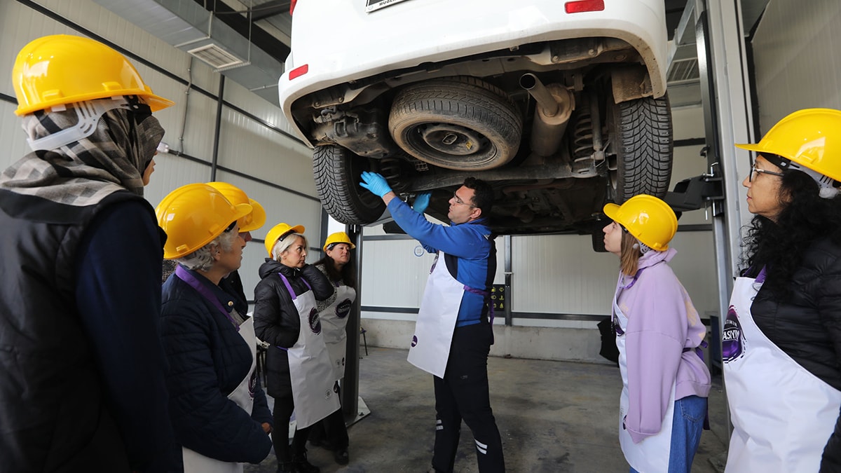 Muğlalı kadınlar oto tamirciliğine el attı