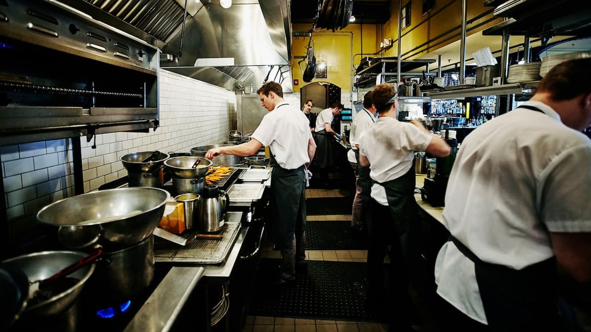 Ünlü şefe hırsızlar dadandı: 500'e yakını bir haftada çalındı