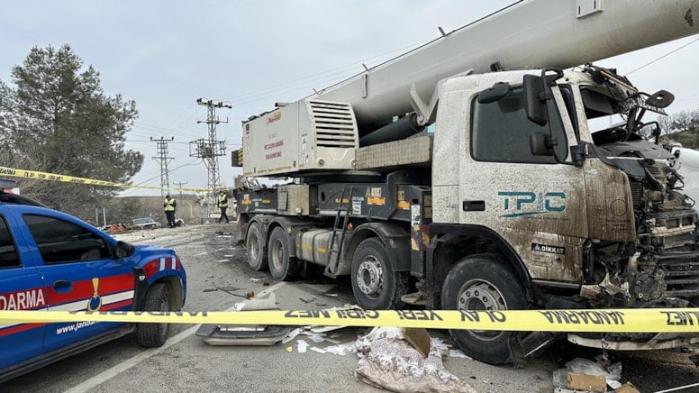 Adıyaman'da Tır ve vinç çarpıştı: Yaralılar var
