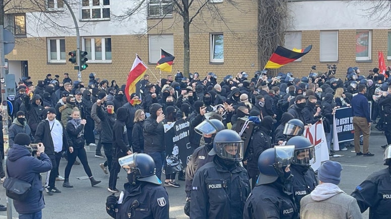 Almanya'da yüzlerce Neonazi sokaklarda yürüdü