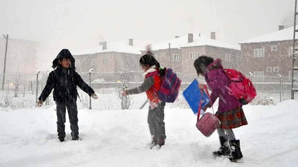 İstanbul’da yarın (20 Şubat) okullar tatil mi? Gözler Valiliğe çevrildi
