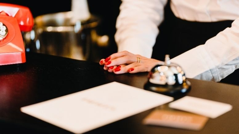 İki erkeğe oda vermeyen otelden 'damsız girilmez' savunması