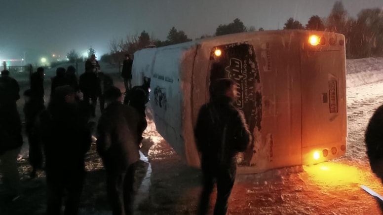 Maden işçilerini taşıyan servis aracı devrildi