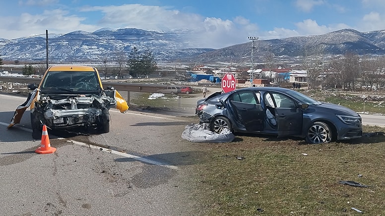 Tokat'ta iki araç birbirine girdi, 5 kişi yaralandı