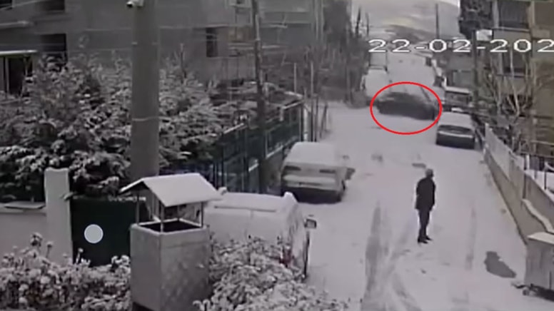 Yalova'da feci kaza: Karda kaydı, duvara çarptı