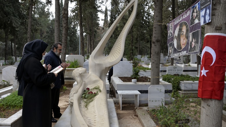 Özgecan Aslan mezarı başında anıldı, annesi isyan etti
