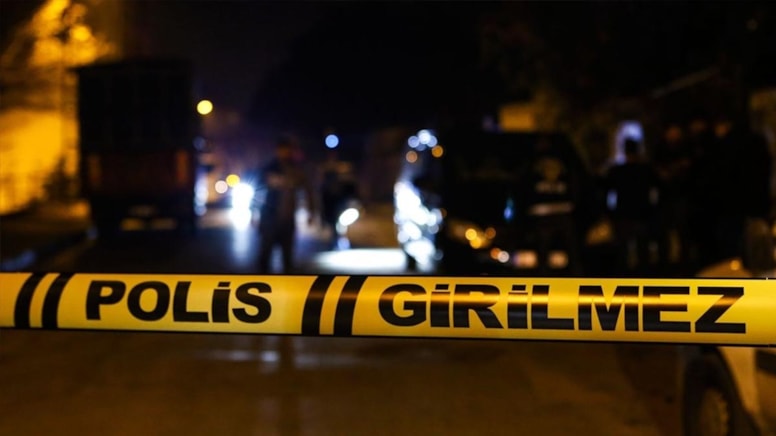 Trabzon'da kardan kayganlaşan araç şarampolden devrildi