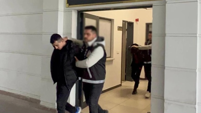 Kendilerini polis olarak tanıtan iki kişi tutuklandı
