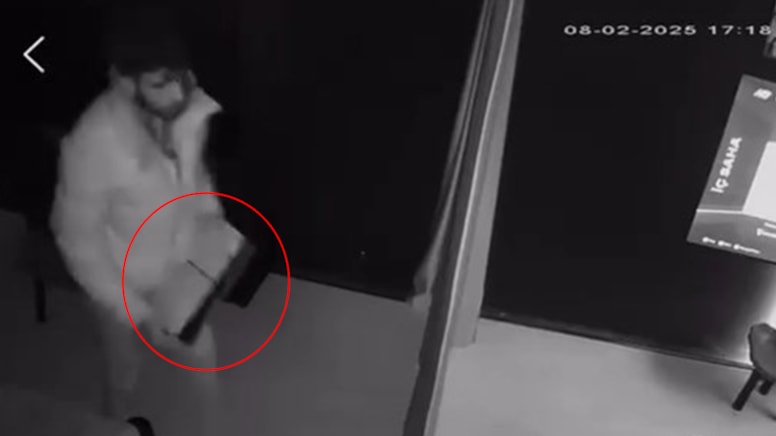 3 salondan bir konsol iki de kol çaldı