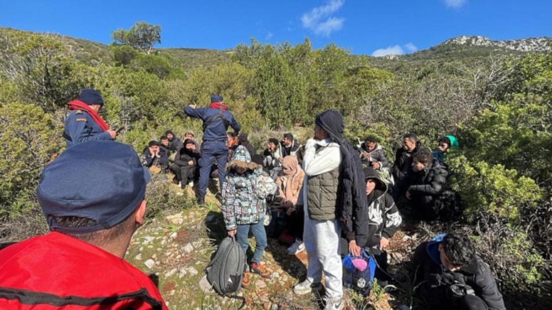 Karaada‘da 34 göçmen bir göçmen kaçakçısı şüphelisi yakalandı