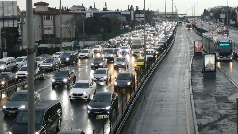 İstanbul'a kar etkisi: Trafik yoğunluğu yüzde 70'i aştı!