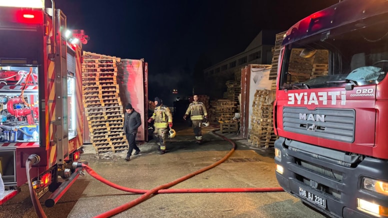 Palet fabrikası alevlere teslim oldu