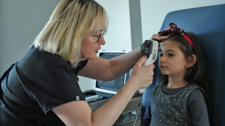 Çocuğunuzun gözünde kayma mı var? Bu belirtiyi ihmal etmeyin!