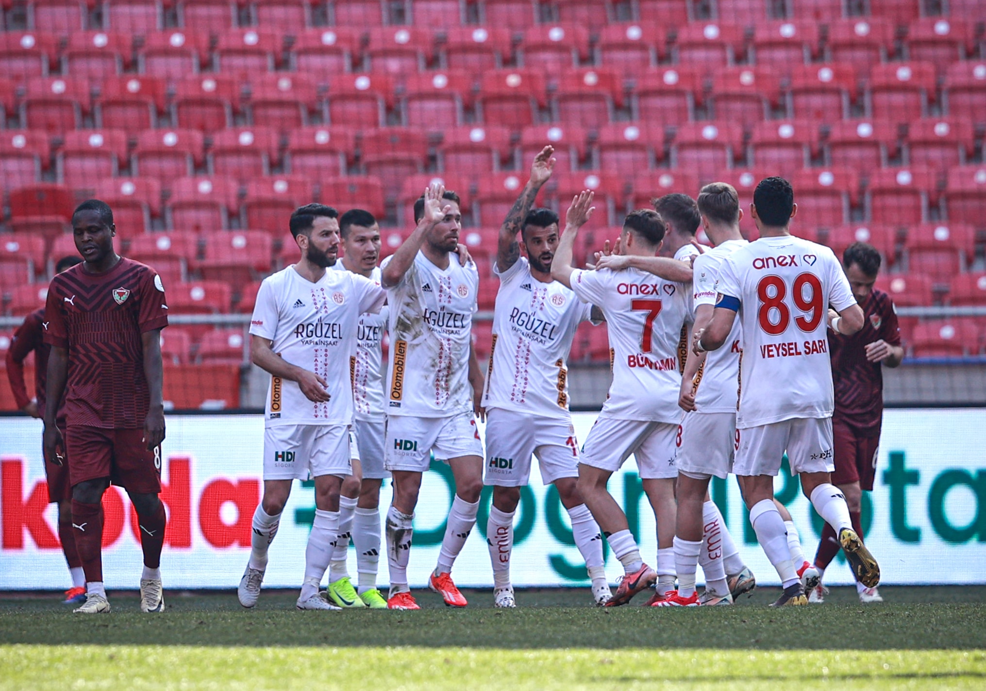 2 penaltı, 5 gol sesi çıkan maçta zafer Antalyaspor'un