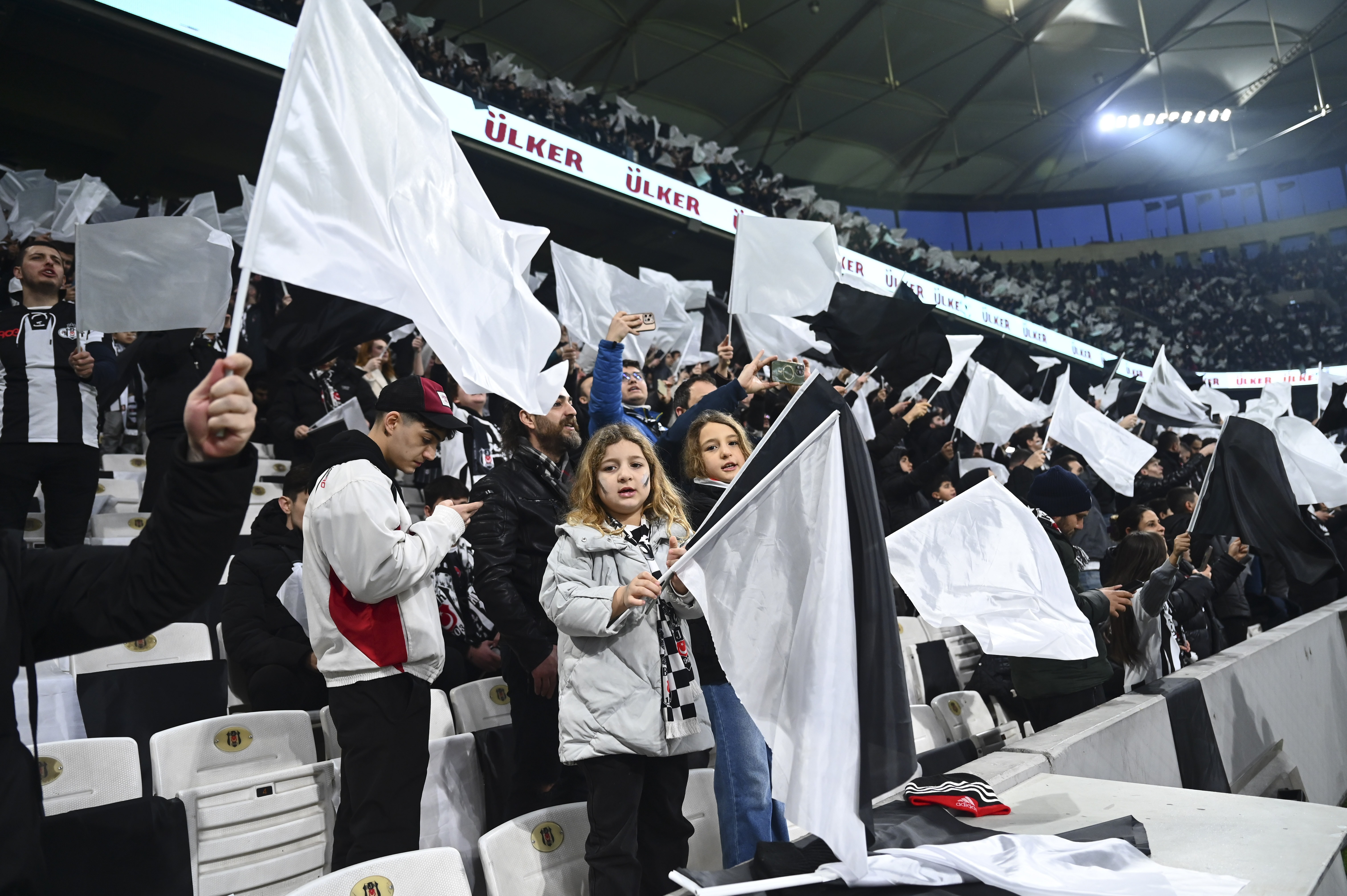 Beşiktaş tribünlerinden Ferdi Özbeğen eşliğinde görsel şölen