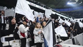 Beşiktaş tribünlerinden Ferdi Özbeğen eşliğinde görsel şölen