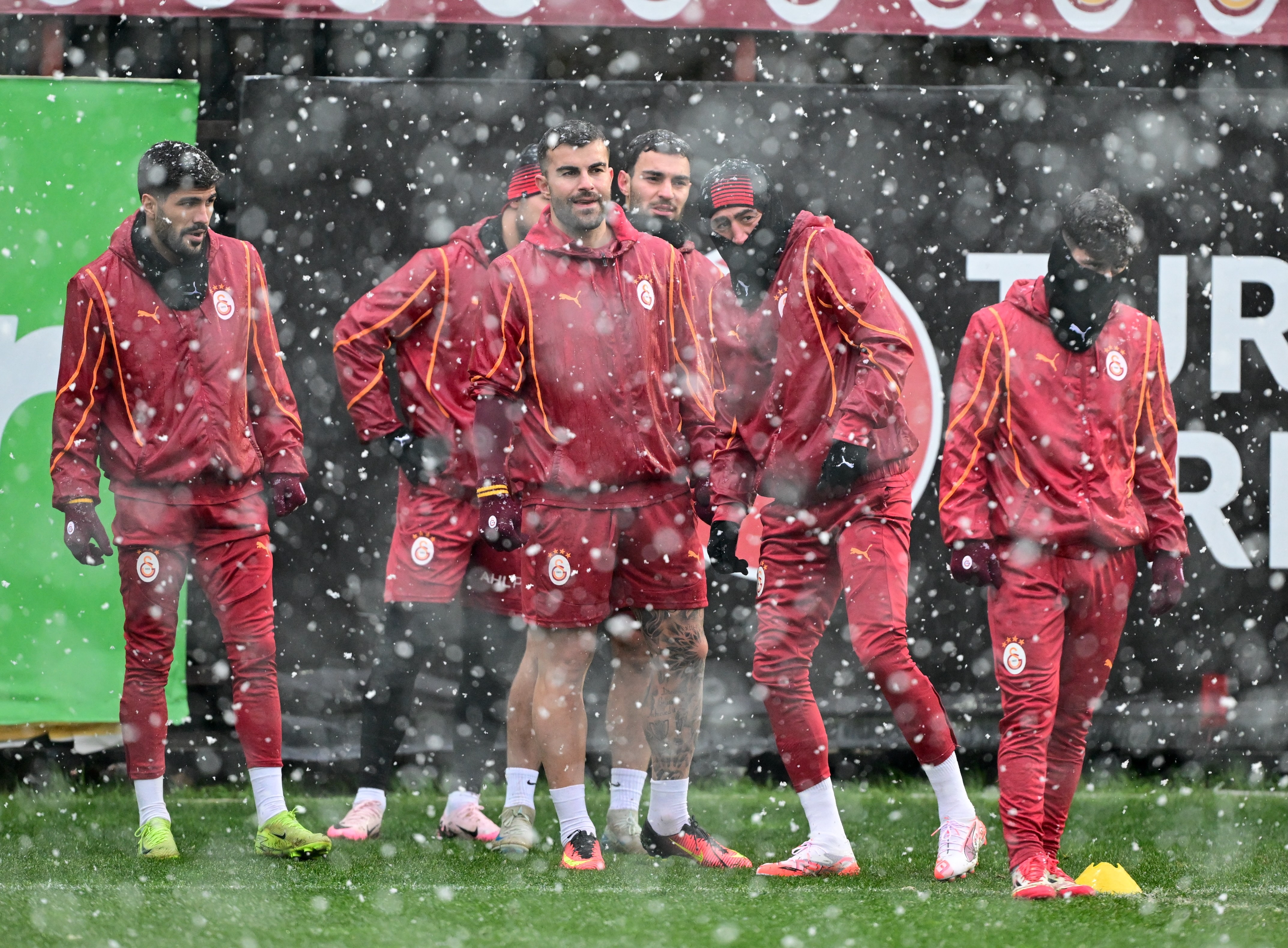 Galatasaray son hazırlığını kar altında yaptı