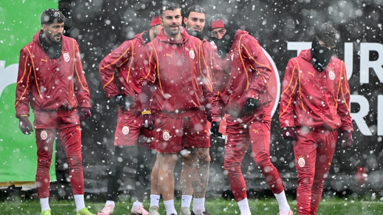 Galatasaray son hazırlığını kar altında yaptı