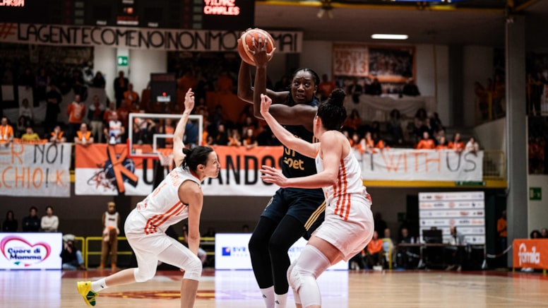 Fenerbahçe Opet, İtalya'dan galibiyetle döndü