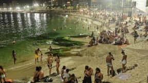 Geceleri plajlar daha kalabalık: Ay ışığında denize giriyorlar