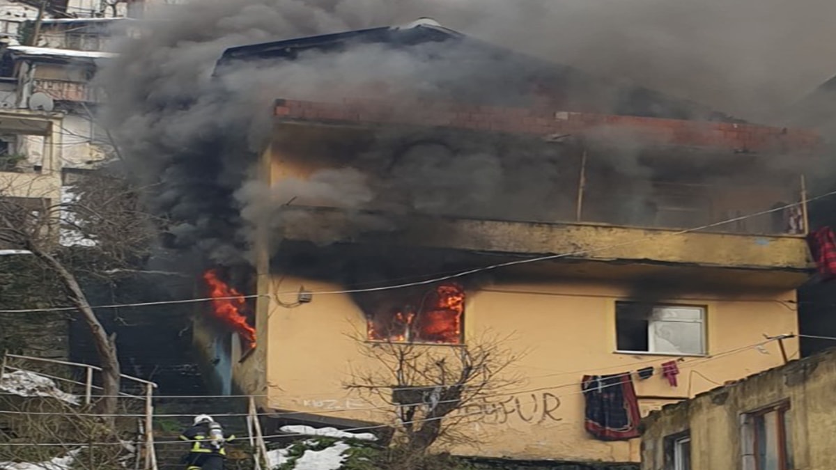 Zonguldak'ta alev alev yanan ev küle döndü