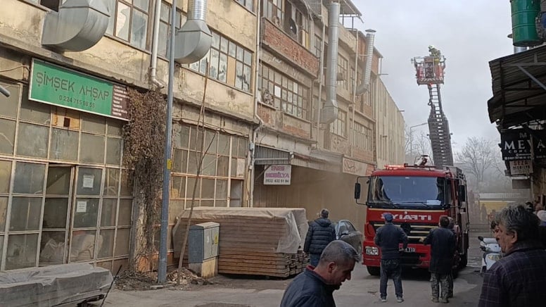 Bursa'da mobilya imalathanesinde yangın: Ekipler seferber oldu
