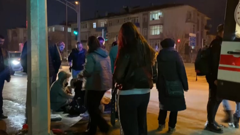 Elazığ'da motosiklet direğe çarptı: 1’i ağır 2 yaralı