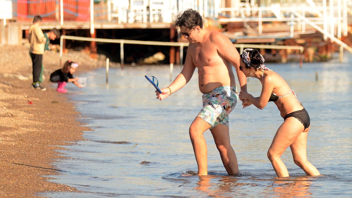 Güneşi gören sahile koştu