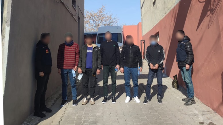 Kars'ta 5 kişi sahte pasaportla yakalandı