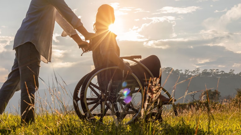 1 yıl önce ölen kızını tekerlekli sandalyeyle gezdirdi