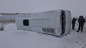 Buzlanan yolda devrilen işçi servisinde 15 yaralı