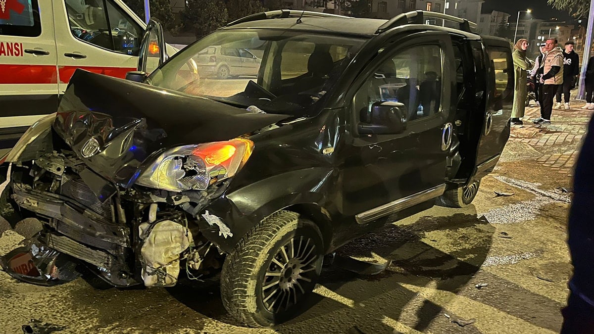 Bursa'da hafif ticari araç ile otomobil çarpıştı: Yaralılar var