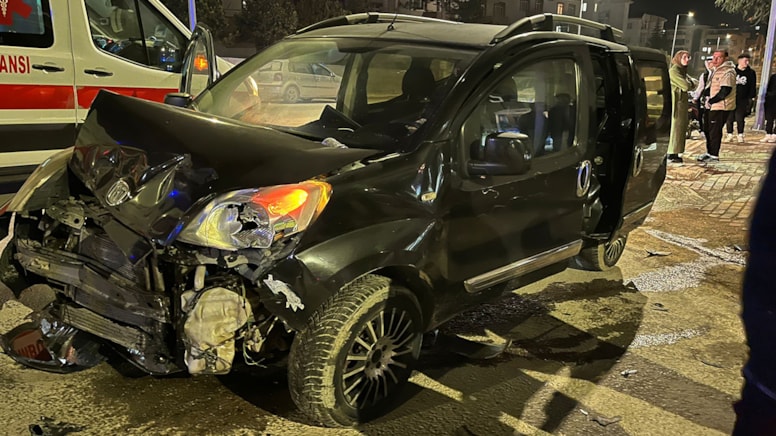 Bursa'da hafif ticari araç ile otomobil çarpıştı: Yaralılar var