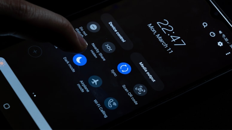 Karanlık mod gerçekten batarya tasarrufu sağlıyor mu?