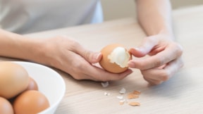 Profesyonel şeflerin vazgeçilmez taktiği: Yumurta suyuna bir tane ekleyin anında soyuluyor