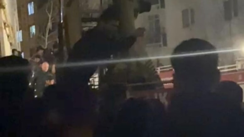 10 katlı bina alevlere teslim oldu: 20 kişi hastaneye kaldırıldı