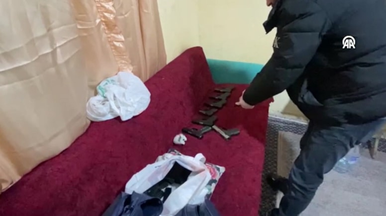 Üstünde ve evinde ruhsatsız silah bulundu: 2 gözaltı