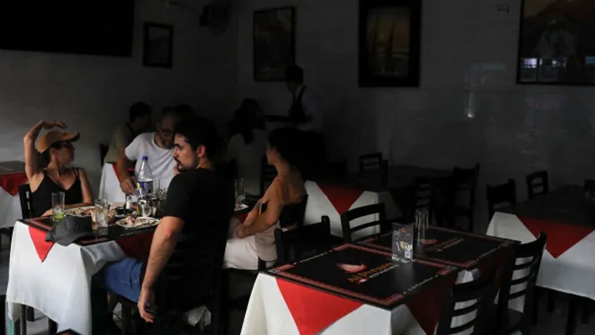 Ülke bir anda karanlığa gömüldü: Polis ve asker sokağa indi