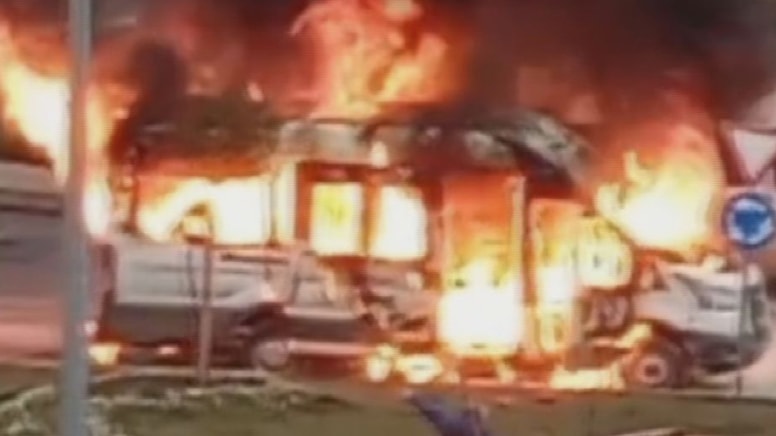 İstanbul'da servis minibüsü alev alev yandı