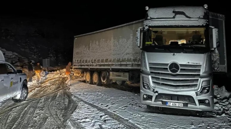 Karda kayan Tır nedeniyle kapanan yol açıldı