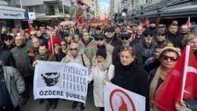 İzmir'de ihraç edilen teğmenlere destek: Kararı prostesto ettiler