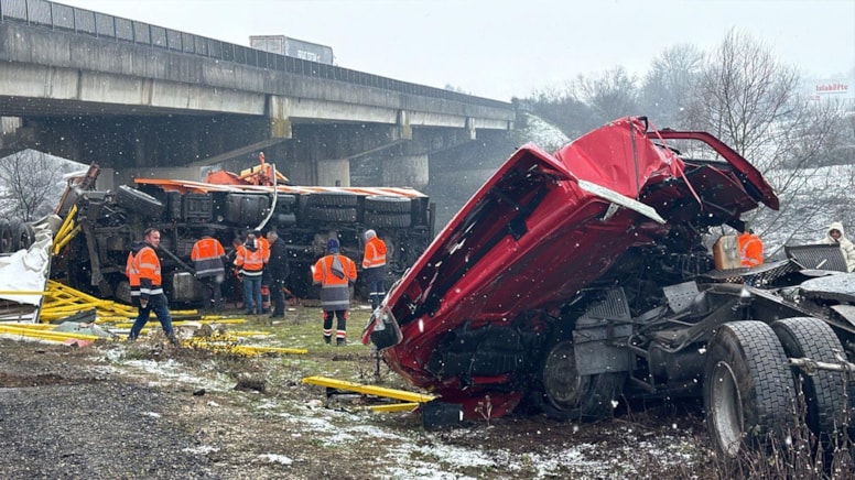 Kar küreme aracı ve Tır devrildi, 2 kişi hayatını kaybetti