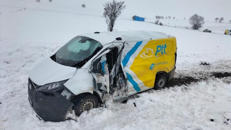 Yük treni kargo aracına çarptı!