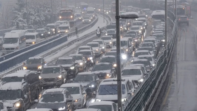 İstanbul'da trafik durdu, araçlar kontak kapattı
