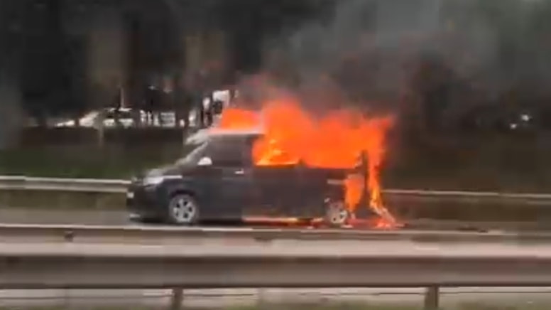Üsküdar'da seyir halindeki ticari araç alev alev yand