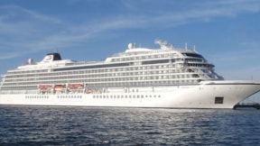 Sezonu Santorini’de açması beklenen dev gemi adaya yanaşamadı